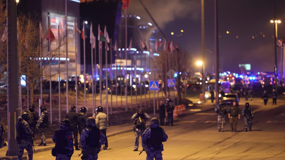 Polícia hliadkuje v blízkosti Crocus City Hall.