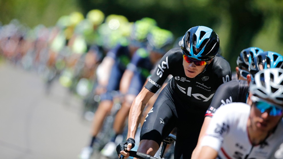 britský cyklista Chris Froome z tímu Sky v pelotóne počas 7. etapy TdF z Livarotu do Fougeres.
