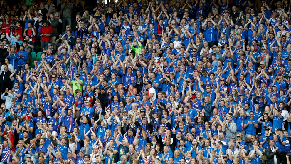 Skandujúci priaznivci Islandu počas duelu na ME vo Francúzsku proti Portugalsku.