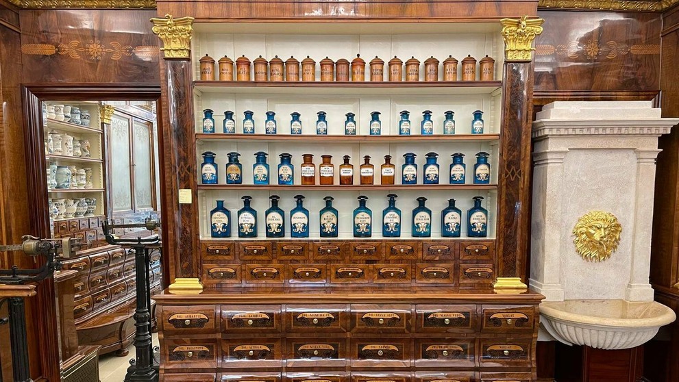 Mobiliár Lekárne u Salvatora.