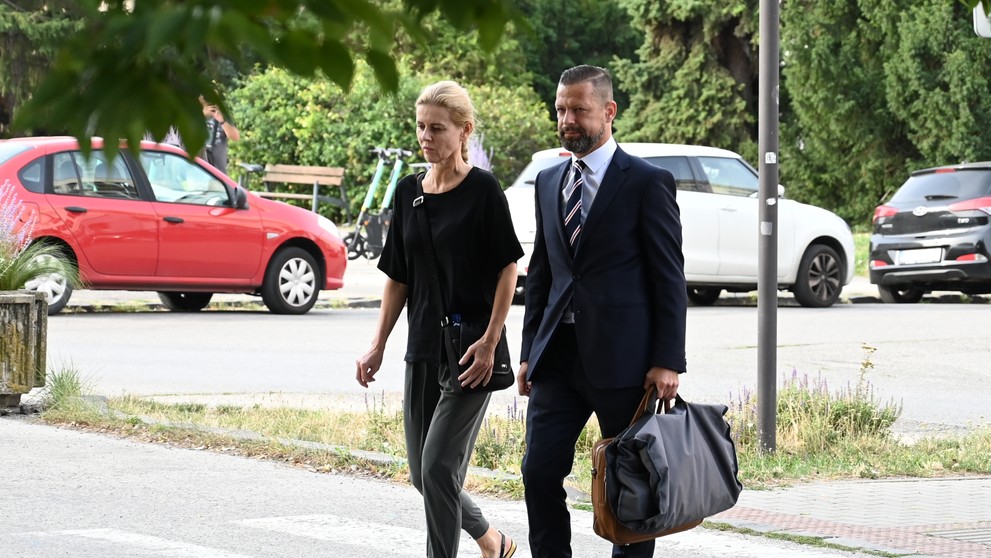 Bývalá štátna tajomníčka Monika J. prichádza so svojím obhajcom Petrom Erdösom