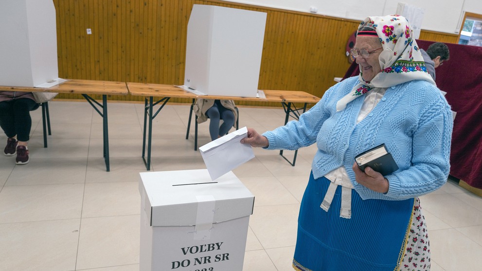 Staršia obyvateľka volí v kroji vo volebnej miestnosti v  predčasných parlamentných voľbách v obci Lendak.
