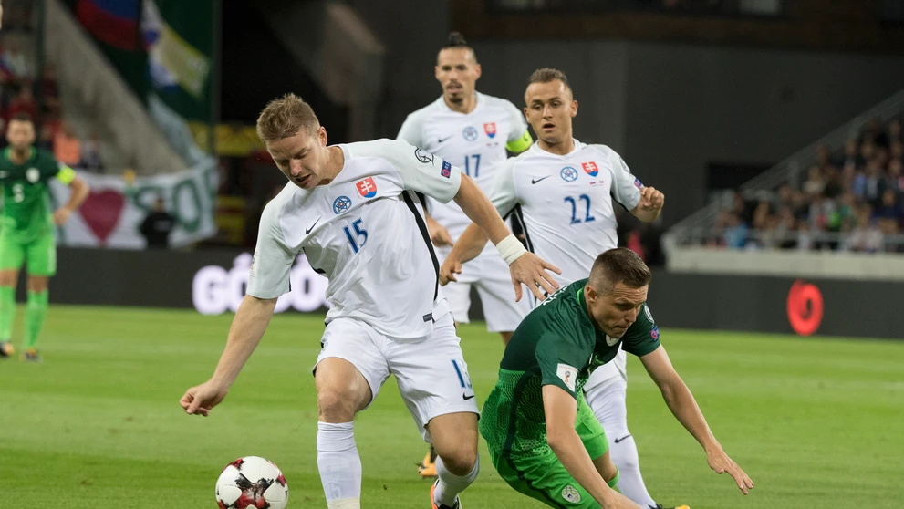 Na snímke v popredí vľavo Tomáš Hubočan (Slovensko) a vpravo Josip Iličič zo Slovinska v dueli kvalifikácie MS.