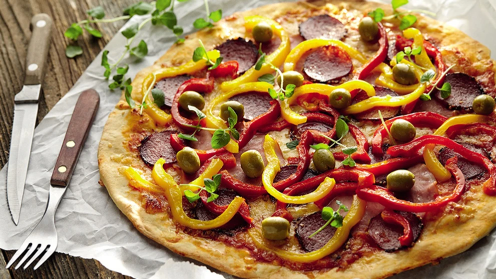 Pizza so šunkou a saáamou.
