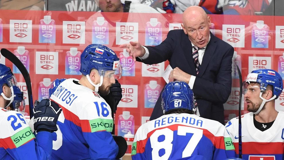 Alex Tamáši, Róbert Lantoši, Pavol Regenda, kapitán Marek Hrivík a tréner Craig Ramsay