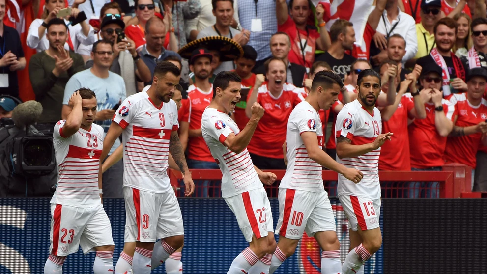 Švajčiar Fabian Schär (uprostred) sa teší z gólu počas zápasu medzi Albánskom a Švajčiarskom na ME vo futbale.
