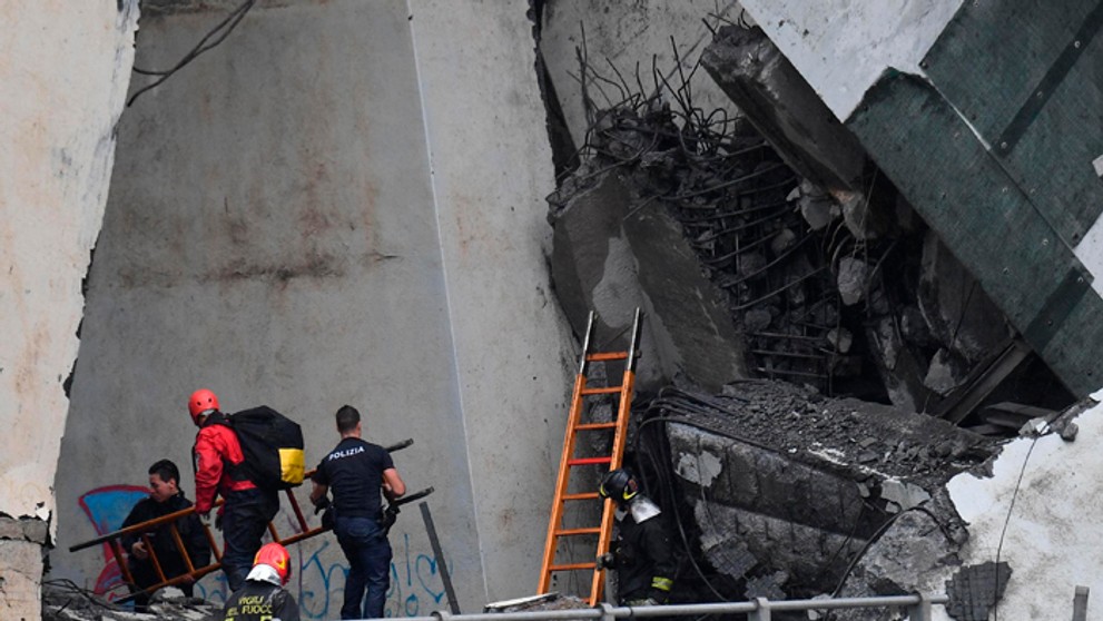 Záchranári pod zrúteným mostom Morandi v Janove.