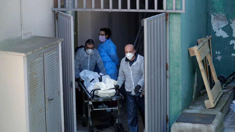 Kňaz v Madride vykonáva pohrebný obrad obete nového koronavírusu aj za prítomnosti pozostalých.