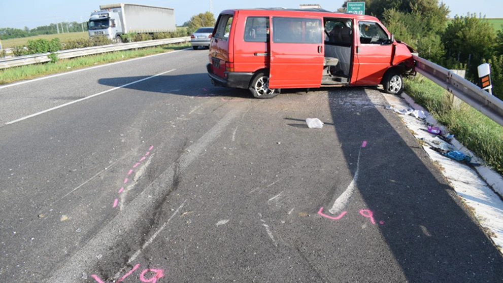 Rumunský mikrobus sa zrazil pri Sekuliach s kamiónom.