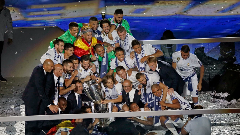 Hráči Realu pózujú s trofejou pre víťaza LM.