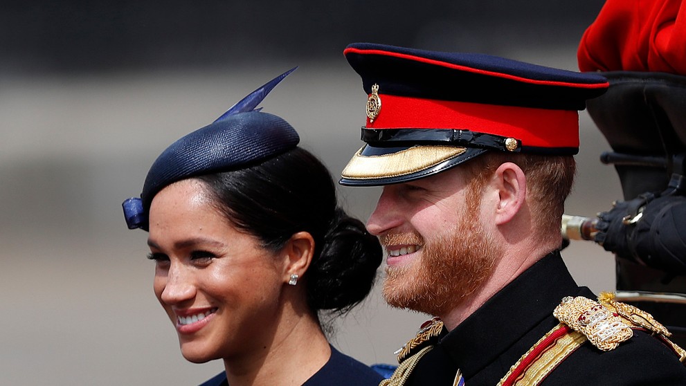 Meghan a Harry v sprievode.