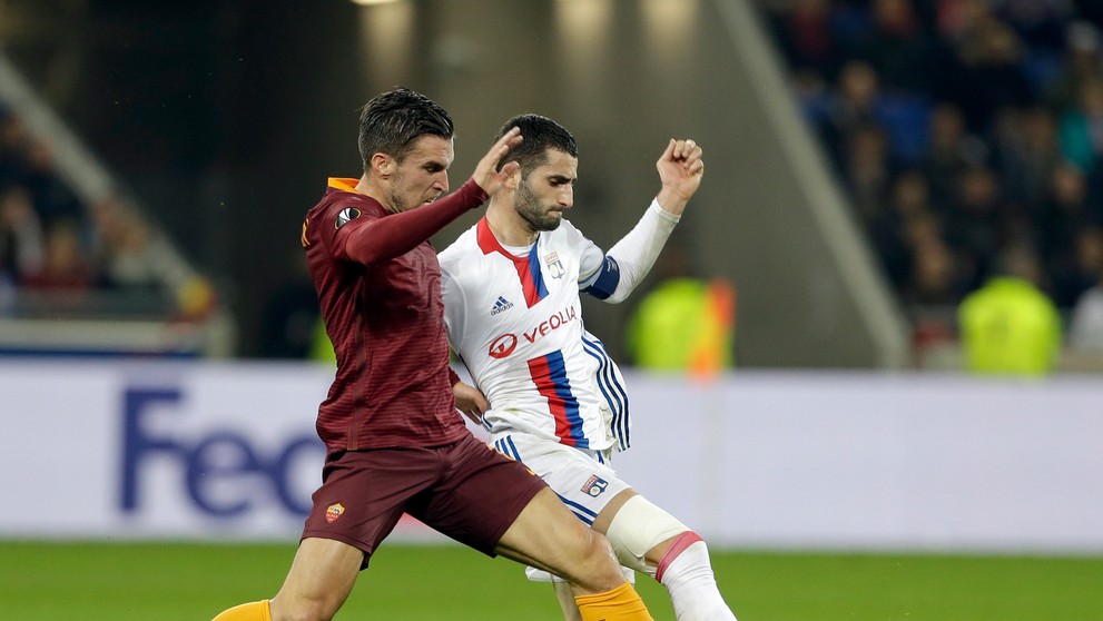 Rachid Ghezzal (vpravo) z Lyonu bojuje o loptu s Juanom Jesusom z AS Rím v osemfinále EL.