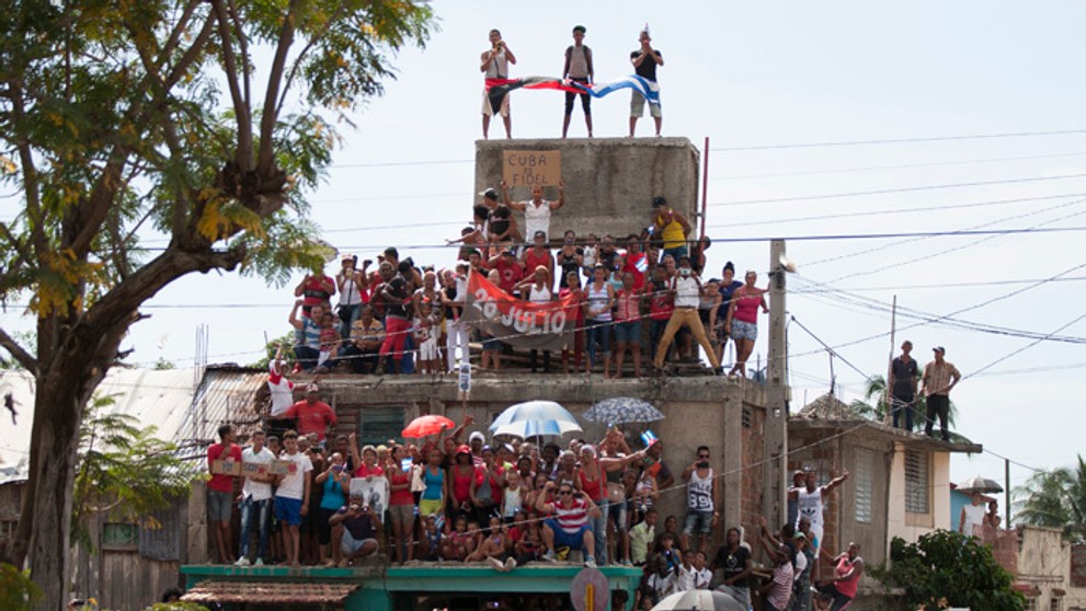 Aby ľudia videli na sprievod s urnou s ostatkami Fidela Castra vyliezli aj na budovy.