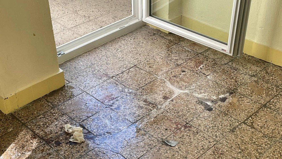 Miesto, kde policajt usmrtil strelca z Dúbravky, lemujú diery po projektiloch