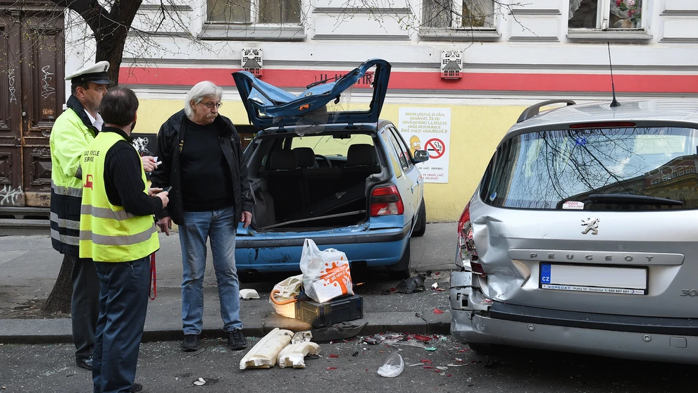 Nešťastný majiteľ auta s policajtami.