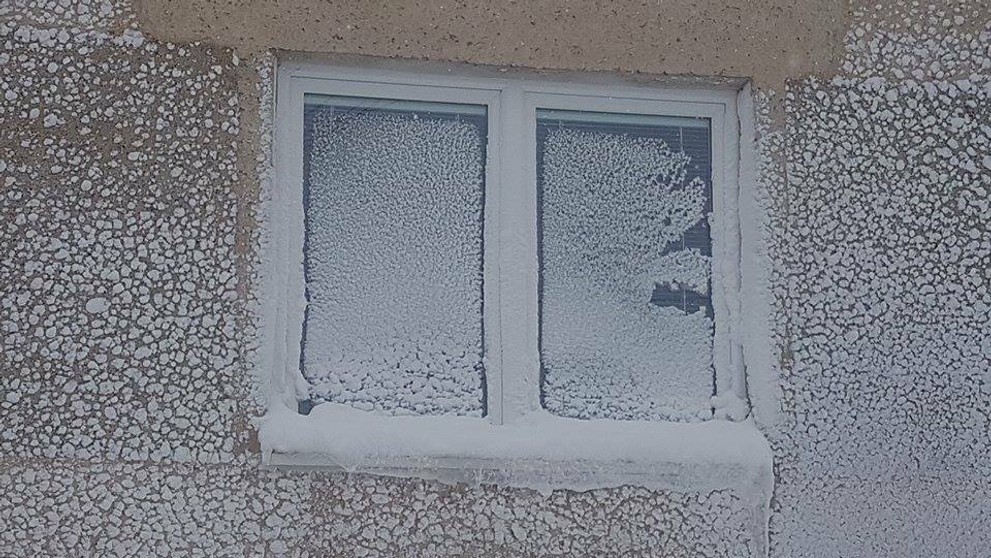 Zasnežené okno v Šuňave.