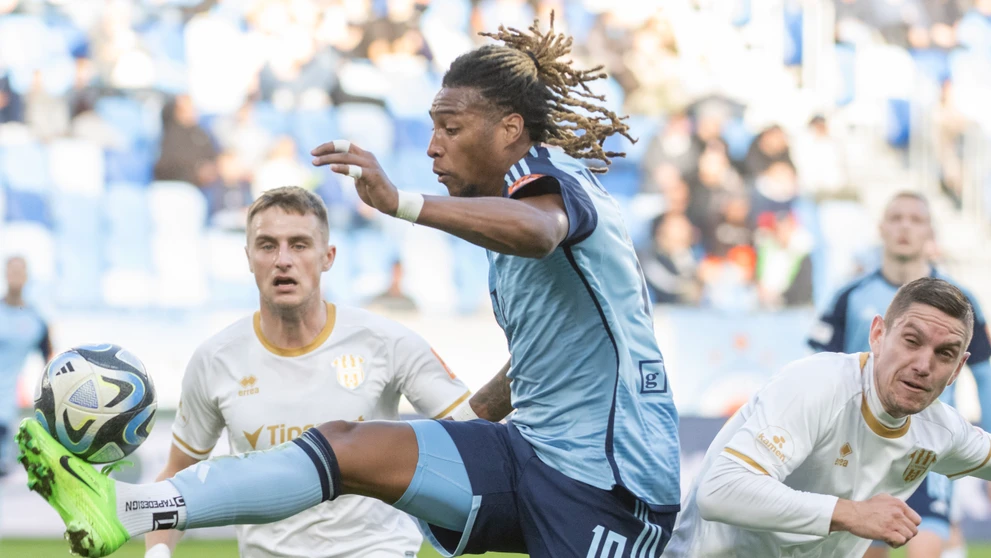 Uprostred Gerson Rodrigues (Slovan), vľavo Samuel Suľa a vpravo Karol Mezsáros (Zl. Moravce) v 20. kole Niké ligy.