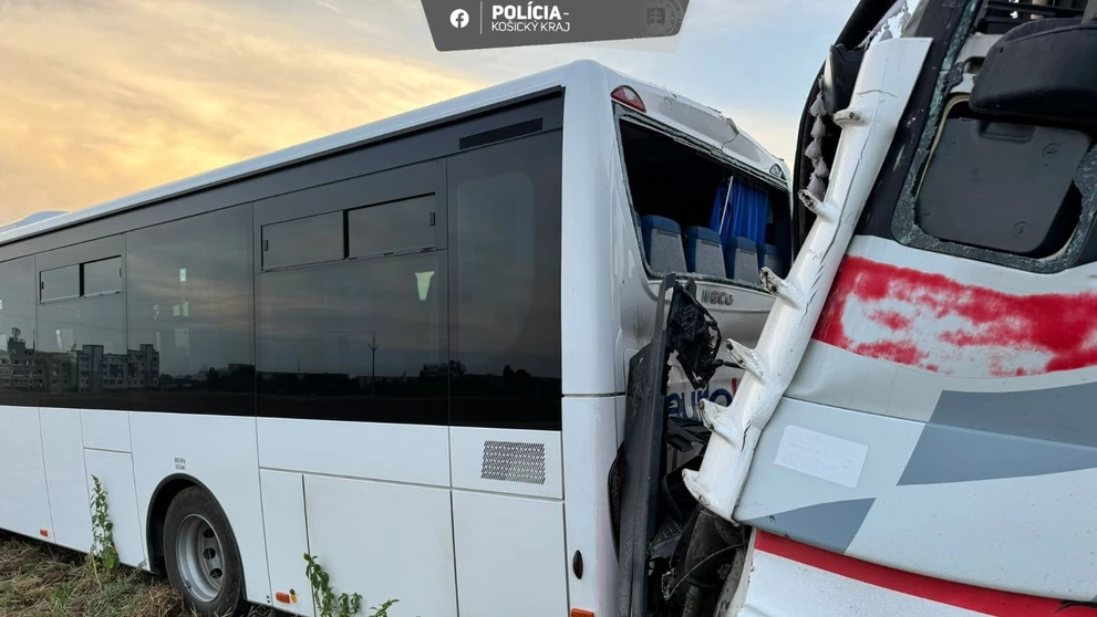Zrážka kamiónu s autobusom na východe