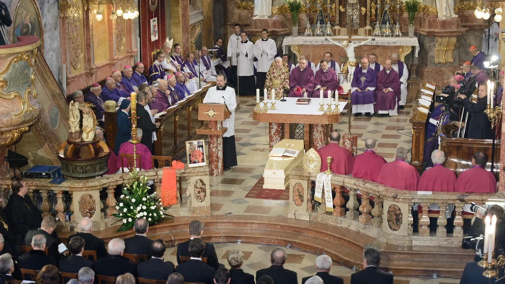 Pohľad na smútočné zhromaždenie v Katedrálnej Bazilike svätého Emeráma na Nitrianskom hrade počas rozlúčky s kardinálom Korcom.