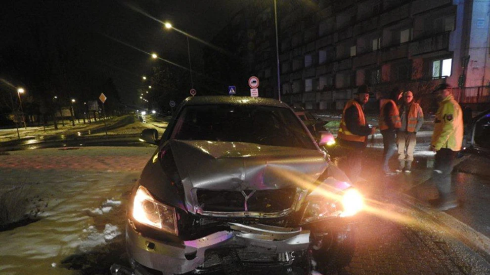 Zdemolovaný VW Passat, do ktorého narazil vodič s 5,50 promile.
