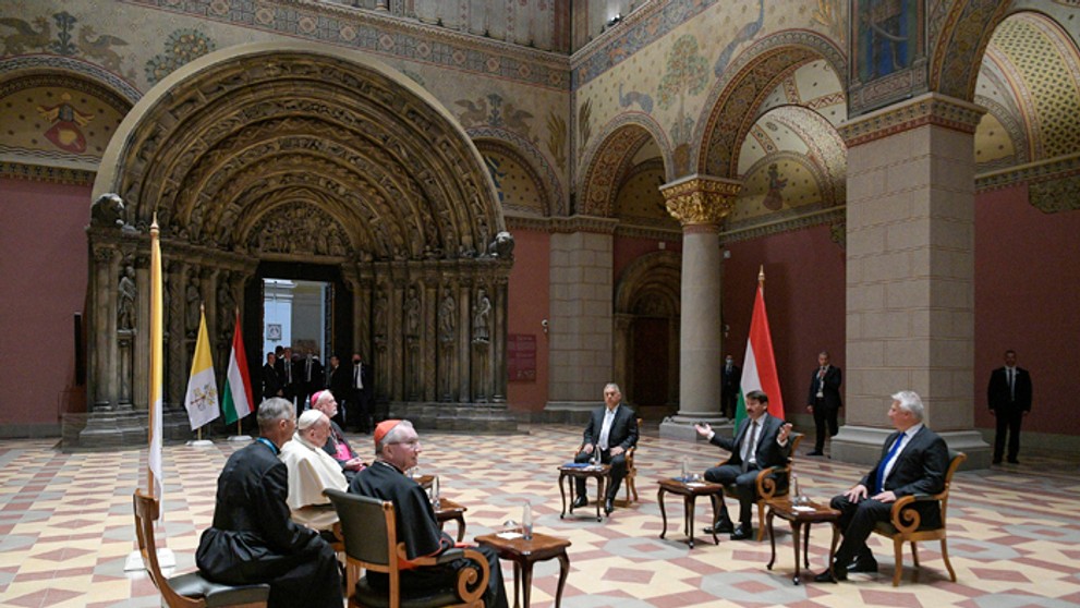 Pápež František (tretí vľavo), maďarský prezident János Áder (druhý vpravo) a premiér Viktor Orbán (tretí vpravo).