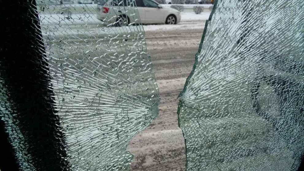 Havarovaný kamión v priekope.