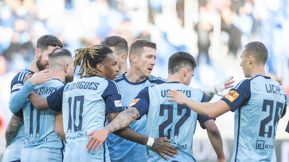 Tretí zľava Gerson Rodrigues (Slovan) oslavuje gól so spoluhráčmi v 20. kole Niké ligy proti Zlatým Moravciam.
