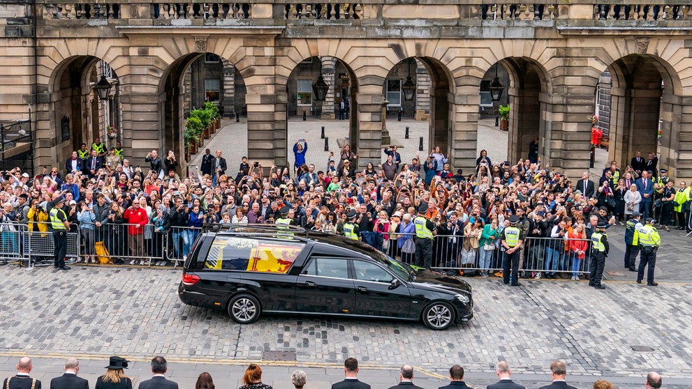 Niektorí mávali, iní plakali alebo tlieskali