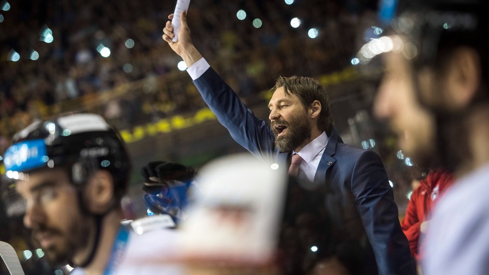 Na snímke hlavný tréner HC'05 iClinic Banská Bystrica Vladimír Országh v siedmom zápase finále.