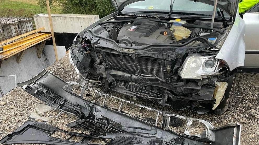 Auto zostalo visieť na mostnom debnení pri Veľkých Bierovciach.