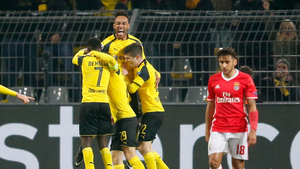 Pierre-Emerick Aubameyang (v strede) z Dortmundu oslavuje svoj gól v odvete osemfinále LM proti Benfice s Ousmanem Dembélém (vľa