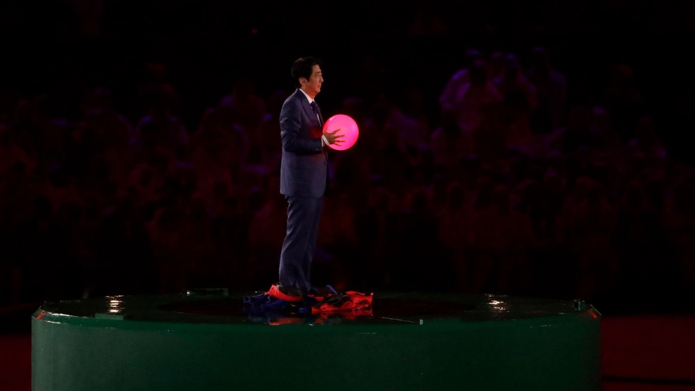 Japonský premiér Šinzo Abe prevzal symbolickú štafetu.