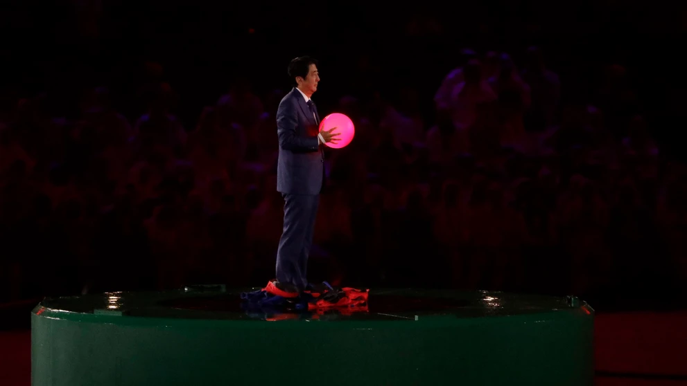 Japonský premiér Šinzo Abe prevzal symbolickú štafetu.