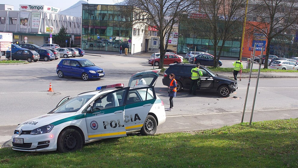 Mladá vodička na BMW nabúrala do policajtov
