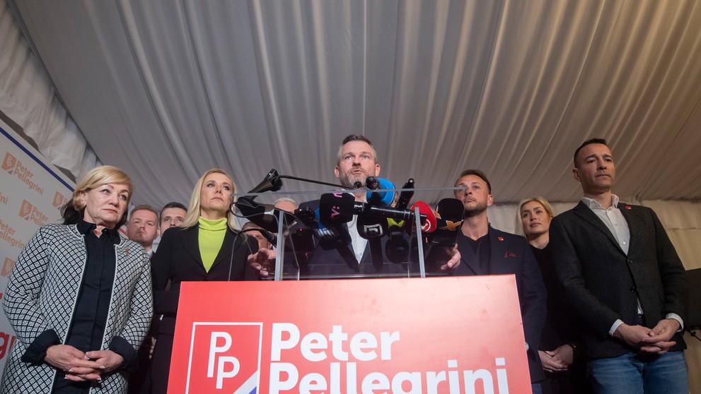 Kandidát na prezidenta SR Peter Pellegrini (uprostred) reaguje na predbežné neoficiálne výsledky po sčítaní 98 percent hlasov vo svojej volebnej centrále.
