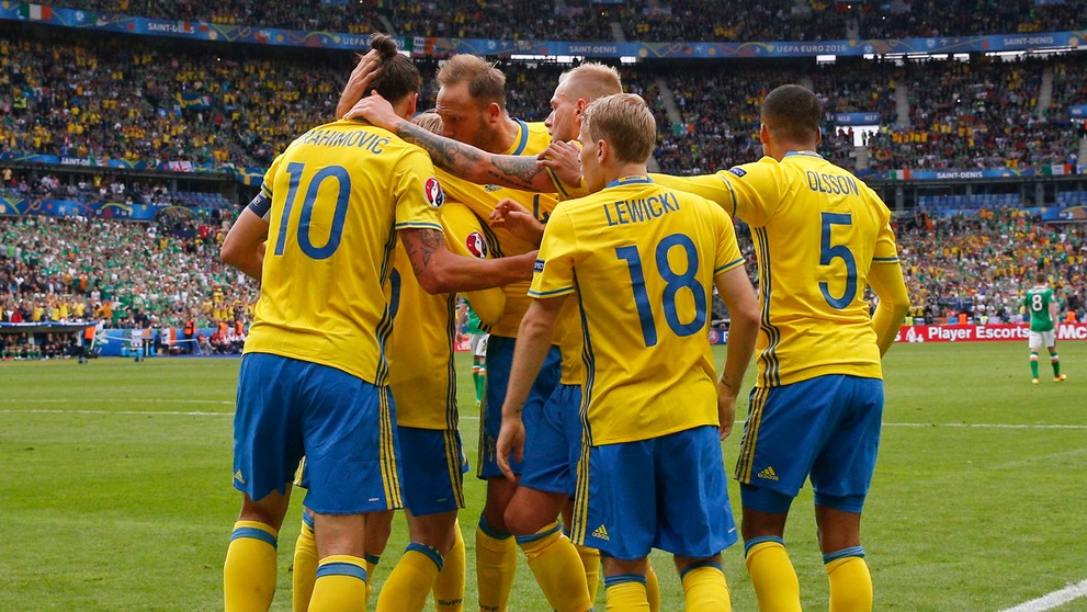 Švédske klbko radosti po vyrovnaní na 1:1 v súboji proti Írsku na ME vo Francúzsku.