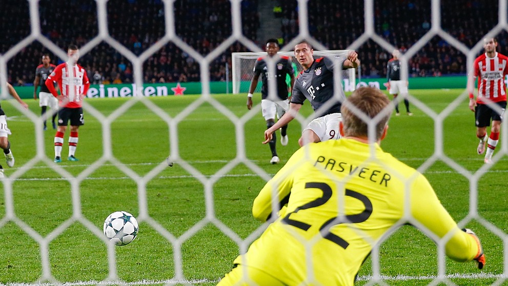 Robert Lewandowski (Bayern) premieňa pokutový kop proti PSV Einhoven.