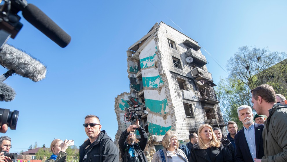 Prezidentka SR Zuzana Čaputová (tretia sprava) a český prezident Petr Pavel (druhý zľava) si prezerajú mesto Boroďanka v Kyjevskej oblasti.