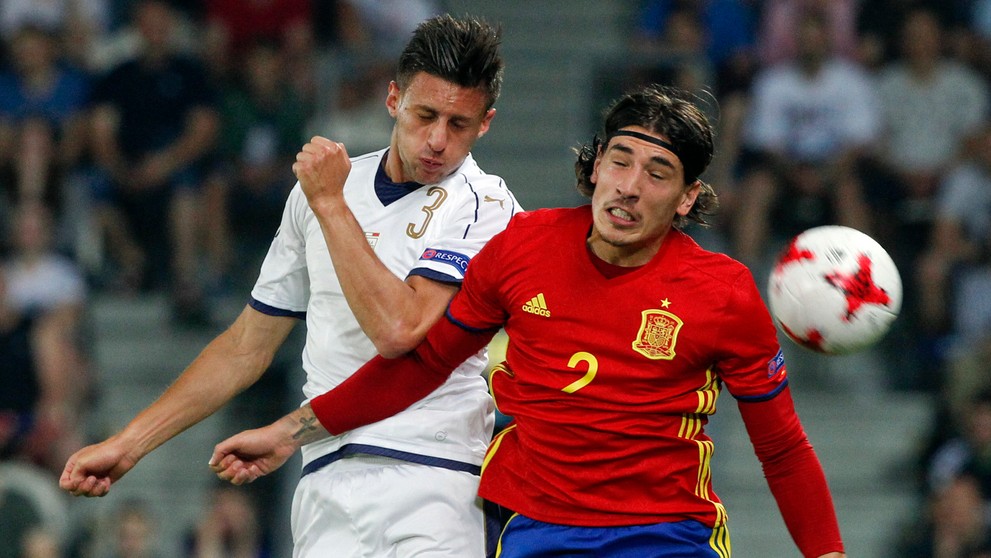 Talian Antonio Barreca (vľavo) v súboji so španielskym bekom Hectorom Bellerínom v semifinále ME 21.