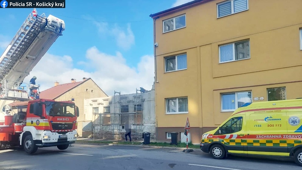 Nehoda si vyžiadala život jedného robotníka.