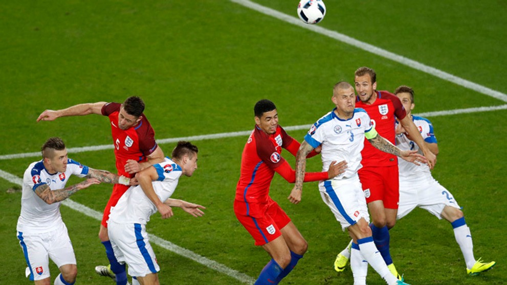 Martin Škrtel so spoluhráčmi v zápase s Anglickom.