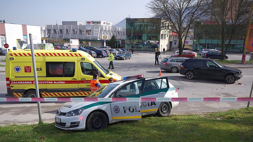 Mladá vodička na BMW nabúrala do policajtov
