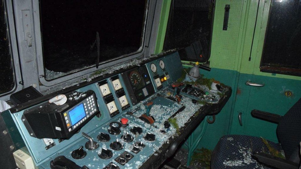 Rozbité čelné sklo na rušni, ktorý narazil do stromu.