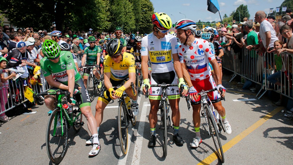 André Greipel (zelený dres), Tony Martin (žltý), Peter Sagan (biely) a Joaquim Rodriguez (bodkovaný) pred štartom 6. etapy.