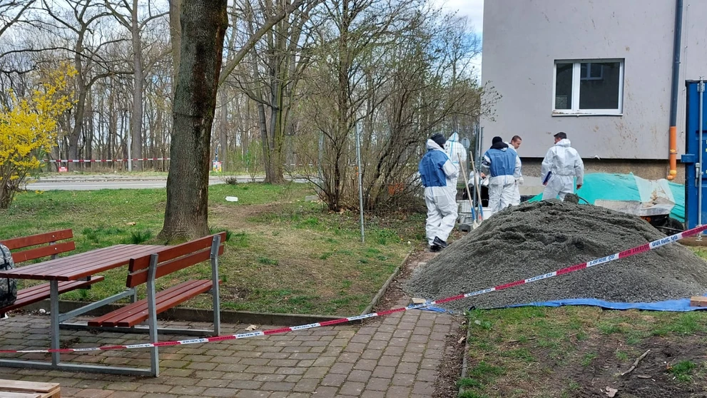 Ohradené miesto v Ostrave, na ktorom vybuchla munícia z 2. svetovej vojny.
