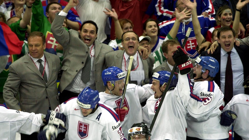 Slovenský futbalový tím pózuje pred osemfinálovým zápasom Slovensko - Holandsko na MS v JAR..jpg