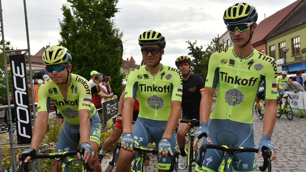 Zľava: Juraj Sagan, Michael Kolář a Erik Baška (všetci Tinkoff Team) pred štartom cestných pretekov na spoločných majstrovstvách