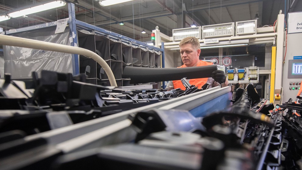 Záchranári prehľadávajú ruiny vybuchnutej továrne.