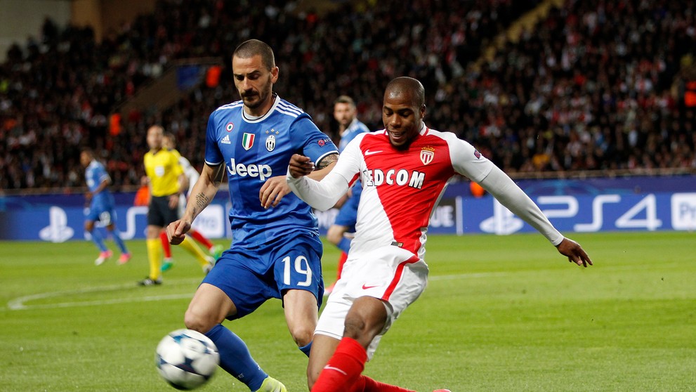Leonardo Bonucci (vľavo) z Juventusu zastavuje Djibril Sidibého z Monaca v semifinále LM.