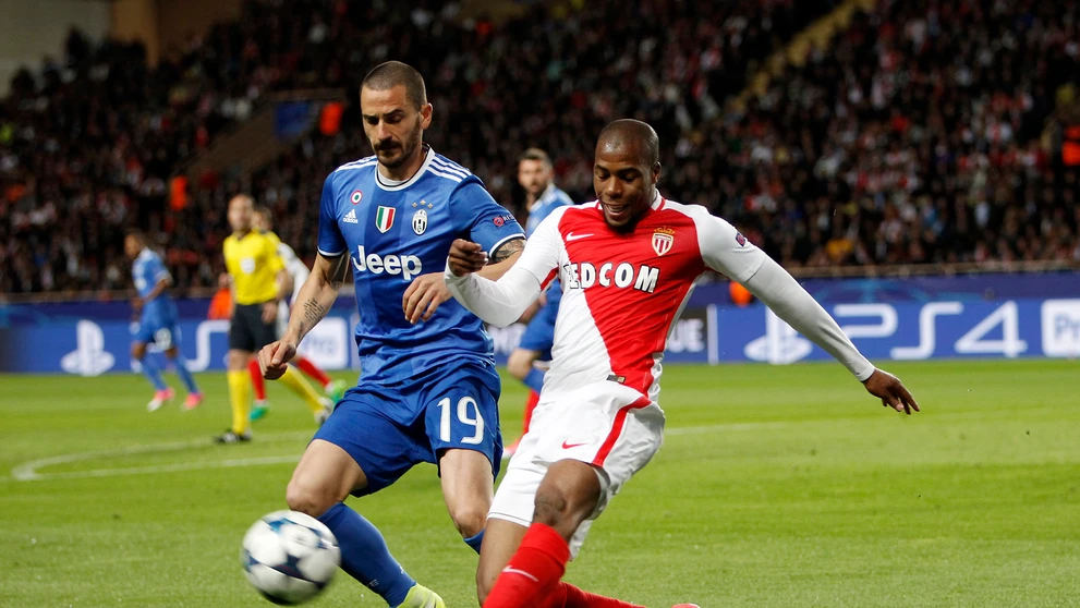 Leonardo Bonucci (vľavo) z Juventusu zastavuje Djibril Sidibého z Monaca v semifinále LM.